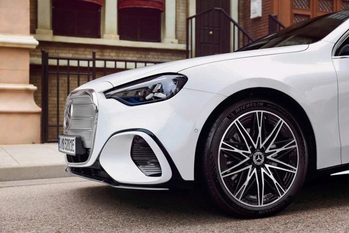 Mercedes-Benz, brevetta il pacco batteria a doppio adesivo: più leggerezza ed efficienza