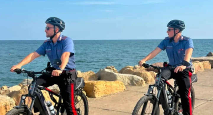 Carabinieri in e-bike: tra i turisti in spiaggia c'è un 