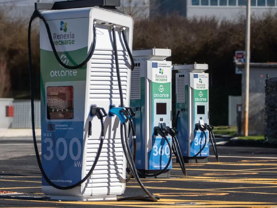 Sulle autostrade A24 e A25 arrivano 20 nuove colonnine di ricarica fast e ultra-fast