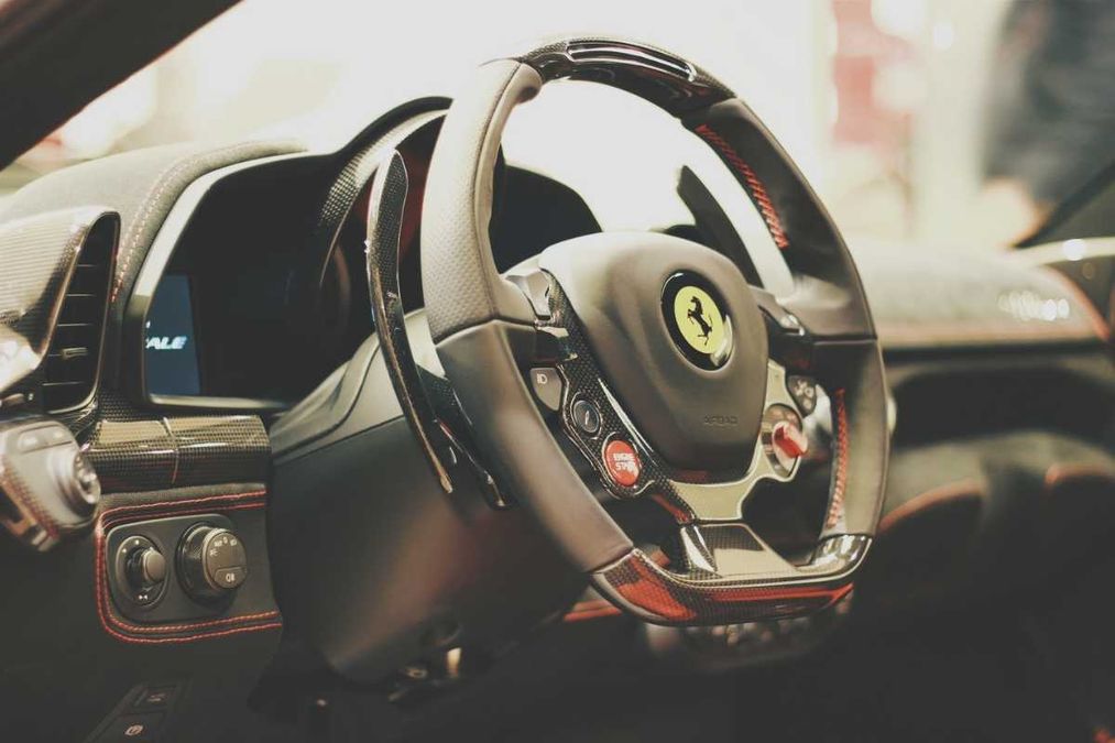 Copertina: Ferrari ha brevettato il motore elettrico… V8: convertirà i puristi?