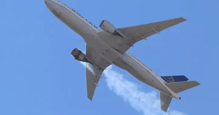 Boeing 777, esplode un motore in volo: avviata un'indagine