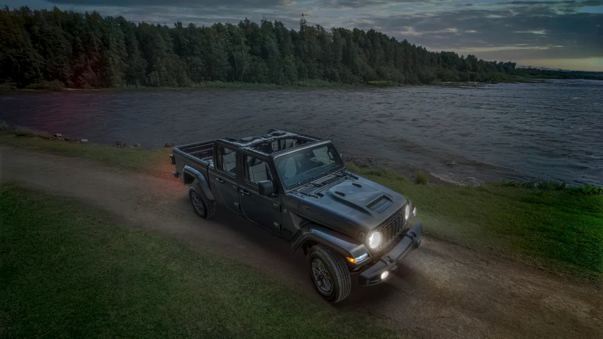 Jeep Gladiator Dark Sky: edizione speciale tra versatilità urbana e vocazione off-road