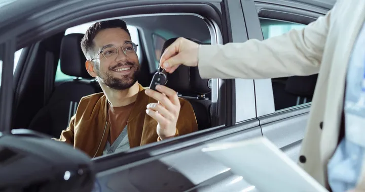 Auto e giovani: preferenze tradizionali e budget contenuti per gli under 35