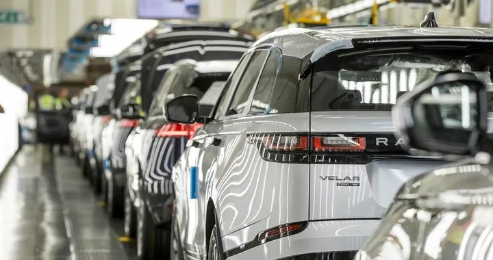 Il governo britannico garantirà un prestito da 1,7 miliardi di euro a JLR per salvare la filiera