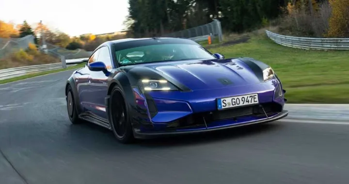 Porsche, al Nürburgring la Taycan Turbo GT vola con il kit Manthey