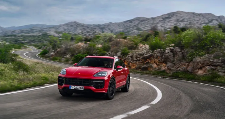 Porsche, le vendite delle elettriche calano: continuerà a sviluppare le auto a benzina