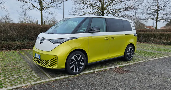 Volkswagen ID. Buzz, prova consumi e ricarica rapida del minivan elettrico