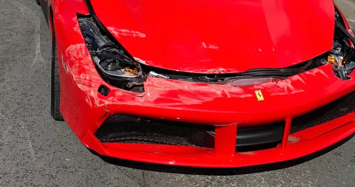 Ritira una Ferrari 488 e la schianta dopo 3 km: sembra un pesce d'aprile, ma non lo è