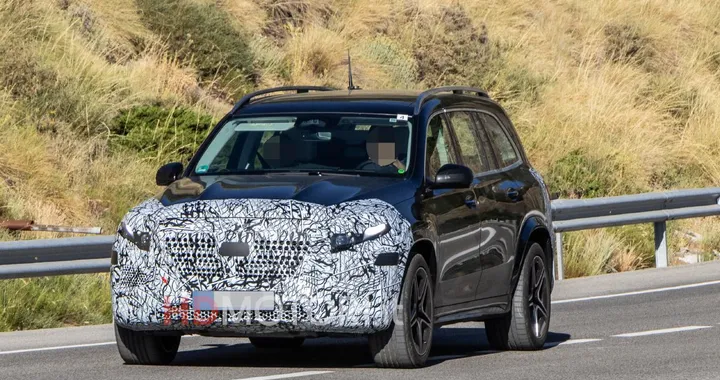 Mercedes prepara un secondo restyling della GLS. Foto spia