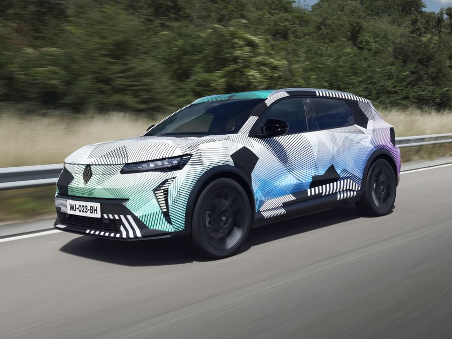 Anteprima: Renault Scenic E-Tech, il restyling arriva prima del previsto: ecco le prime foto spia
