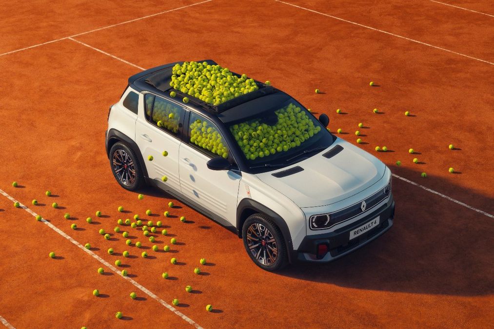 Anteprima: Renault omaggia il Roland Garros con una R4 E-Tech speciale: a prova di racchetta