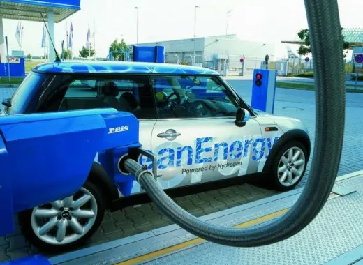 Motore a combustione vs energie alternative: il termico rimarrà almeno fino al 2050