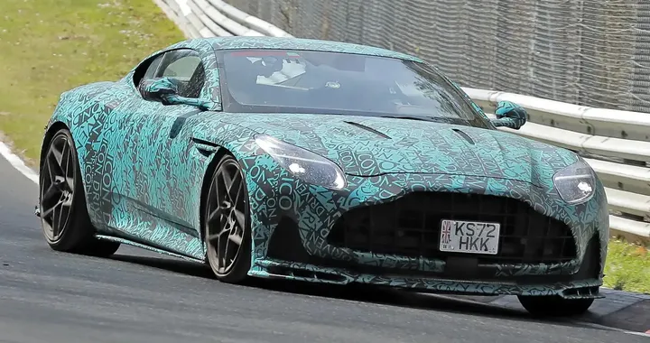 Aston Martin al lavoro su una DB12 ancora più potente. Le foto spia