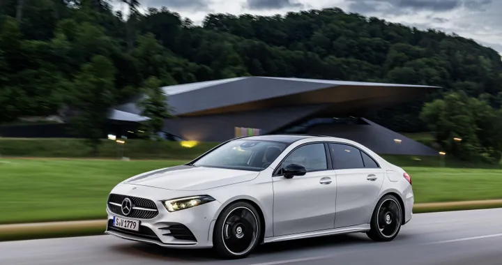 Mercedes Classe A, il restyling della Sedan è stato spiato su strada