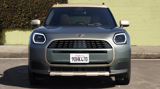 Nuova MINI Countryman, anche con motori endotermici. Prezzi