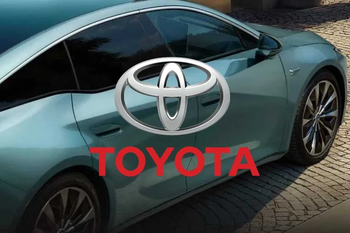 Toyota, la nuova berlina da record che surclassa Tesla: tecnologia top