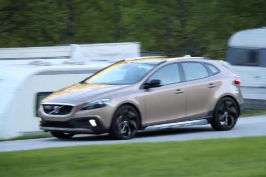 Volvo XC40: nuove foto senza camuffature