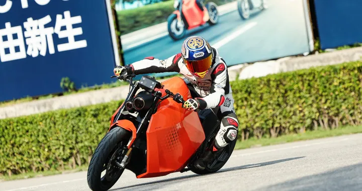 Davinci Motor sbarca in Europa con la moto elettrica DC100. Da 26 mila euro