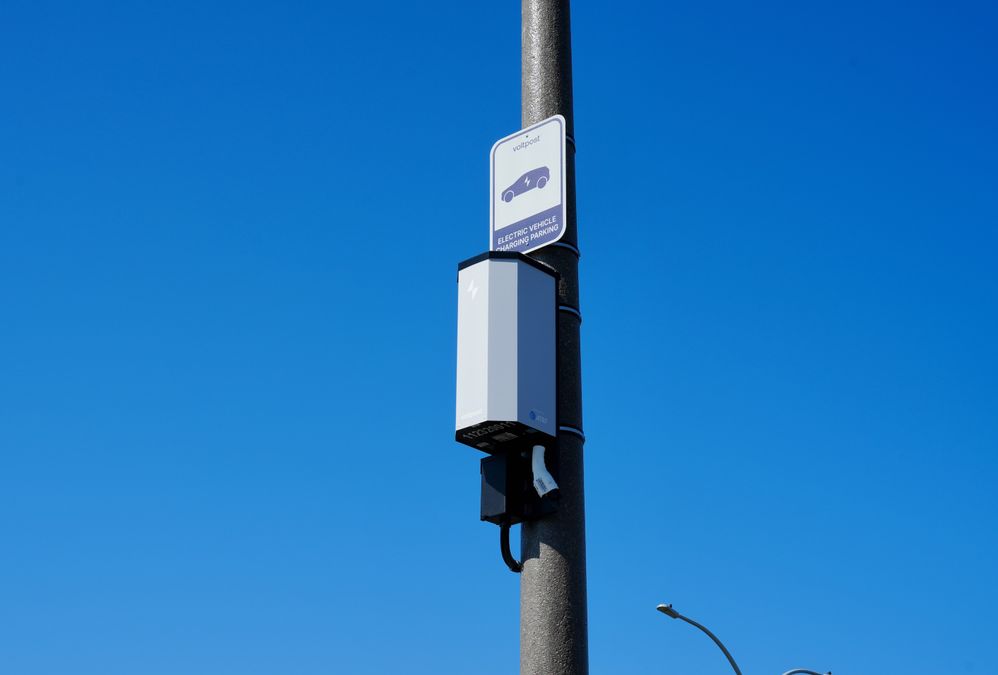 Ricarica dai lampioni? Ecco come Voltpost trasforma i pali della luce