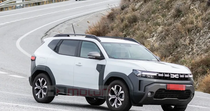 Dacia Duster, la versione ibrida con trazione integrale elettrica è già su strada per i test