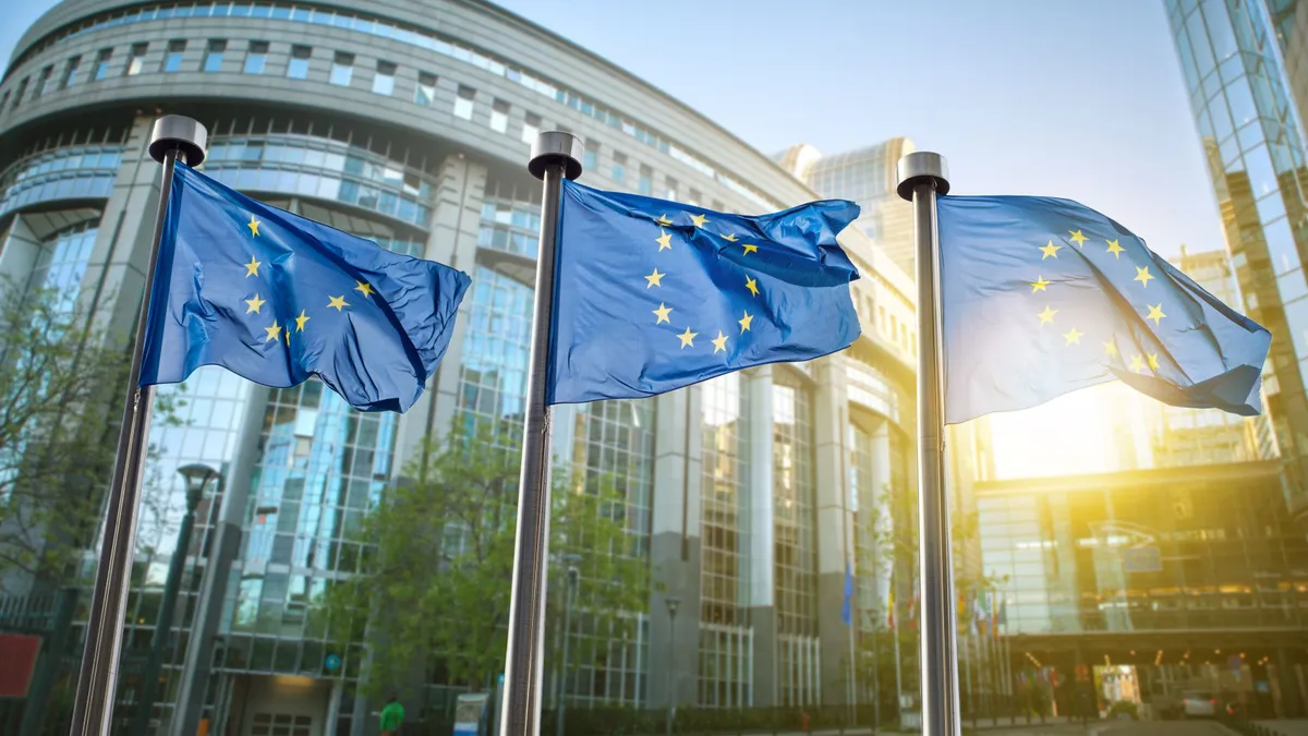 Multe emissioni di CO2, l'Europa approva l'emendamento: più flessibilità per i costruttori