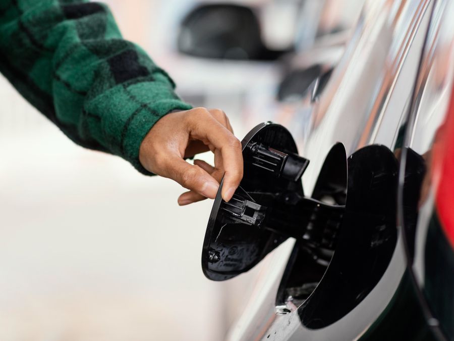 Anteprima: Caro carburanti, ipotesi tassa sugli extraprofitti dei petrolieri. Si teme la recessione