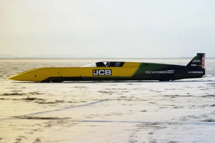 Nuovo record di velocità, un'auto a idrogeno vola a quasi 654 km/h | Video