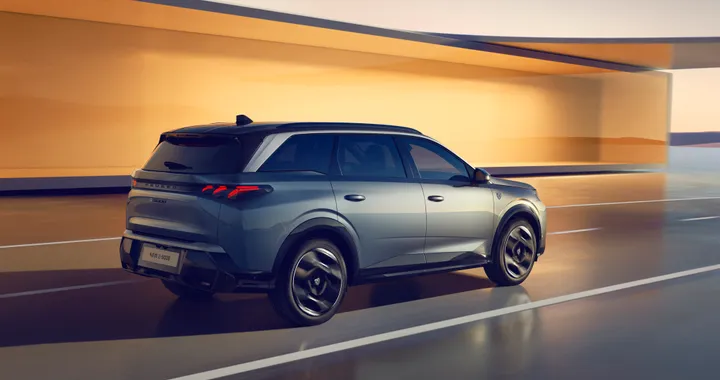 Peugeot e-3008 ed e-5008, arrivano le Long Range. Nuova batteria e più autonomia