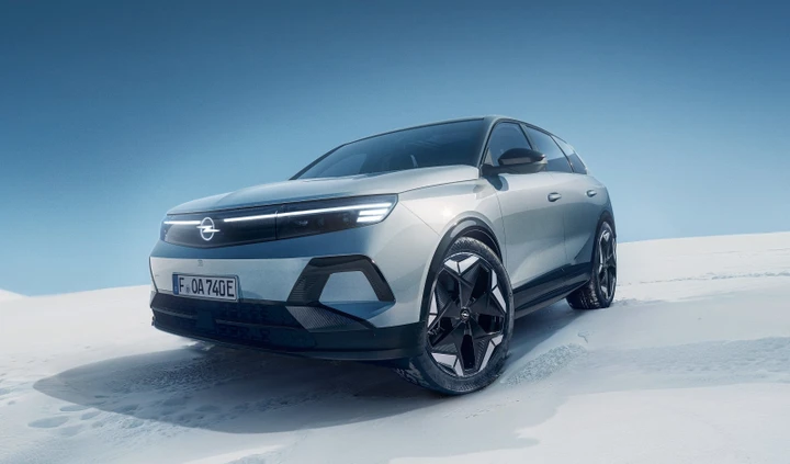 Nuova Opel Grandland, il SUV elettrico adesso è più potente e con la trazione integrale