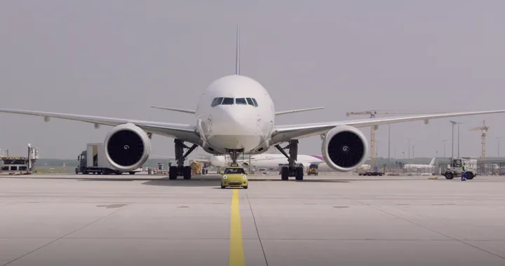 MINI elettrica mette in mostra la poderosa coppia trainando...un Boeing | VIDEO