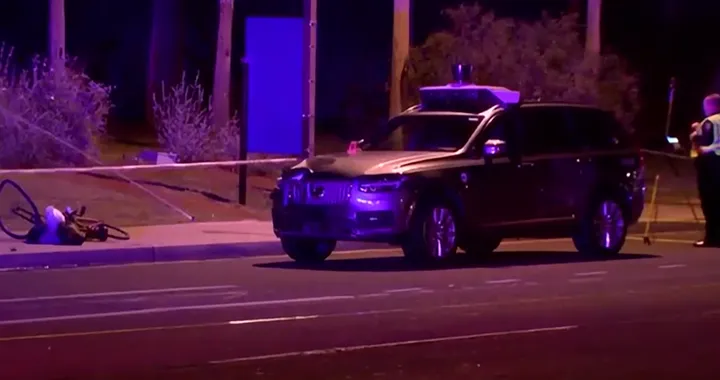 Uber sospende tutti i test, auto a guida autonoma ha investito e ucciso pedone