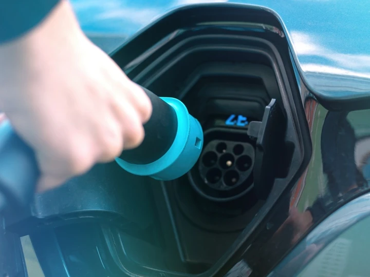 I conducenti dei veicoli elettrici a rischio per i campi elettromagnetici? Un nuovo studio ha le risposte