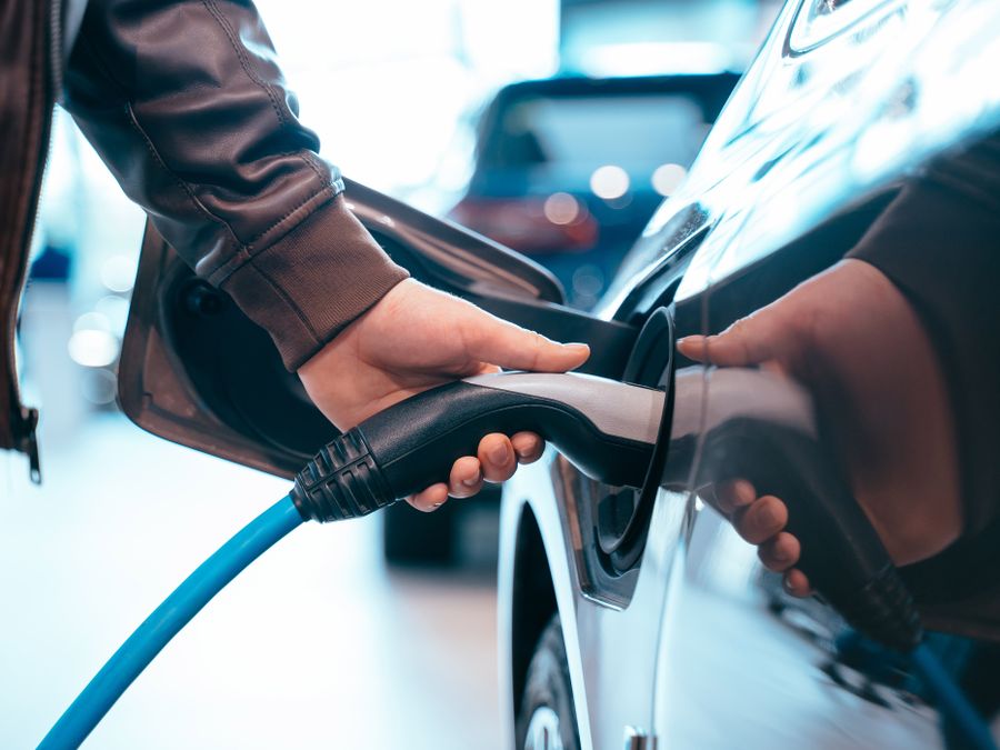 Incentivi auto elettriche 2025, oggi si parte: sarà click day?
