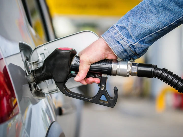 Benzina e diesel, il pieno costa fino a 2,50 euro in meno. Ma fino a quando?