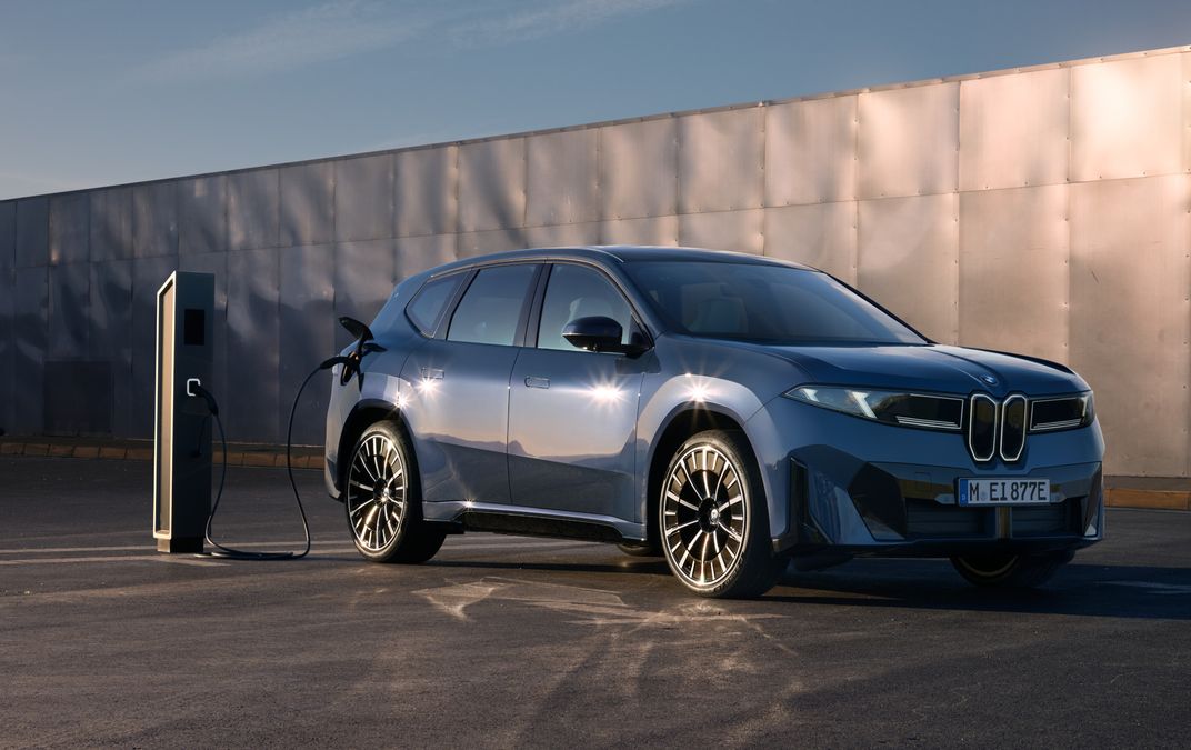 La nuova BMW iX3 ricarica 372 km di autonomia in 10 minuti