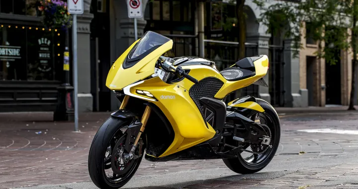 CES 2020, BlackBerry sale su una moto elettrica