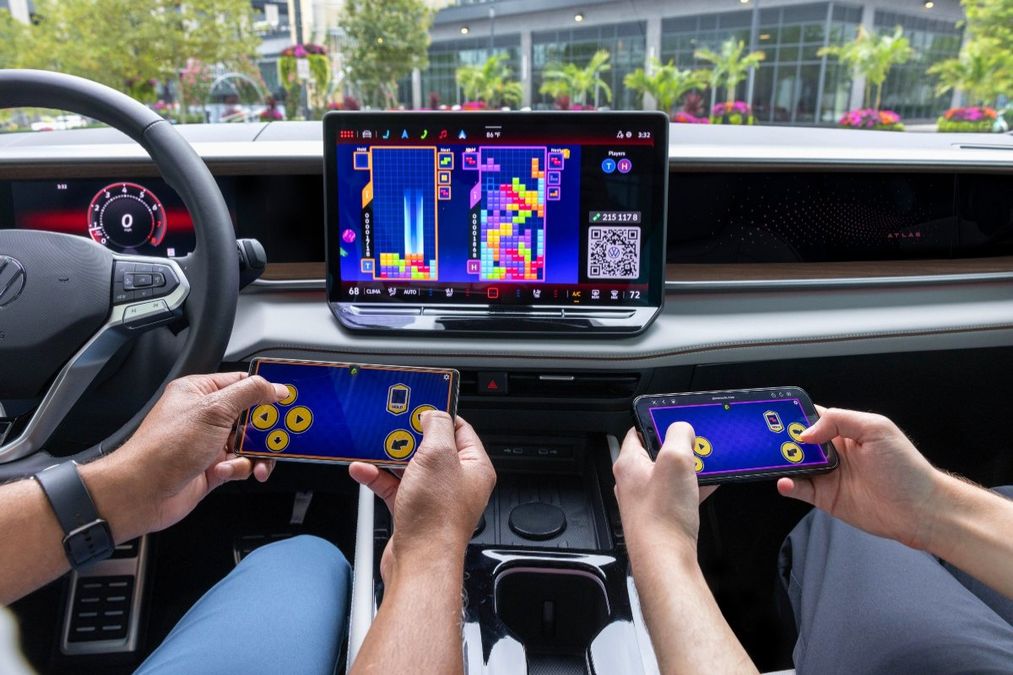 Volkswagen lancia AirConsole: 20 videogiochi a bordo, tra Tetris e PAC-MAN