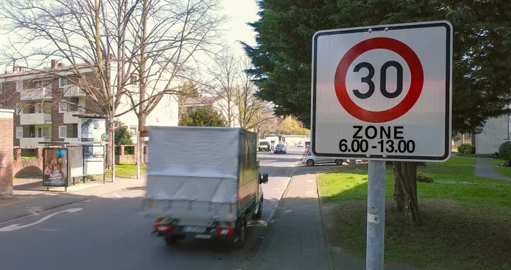 Ford testa il Geofencing per migliorare la sicurezza. L'auto rallenta da sola