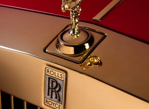 Due Rolls-Royce Phantom placcate d'oro fanno rotta su Macao | VIDEO