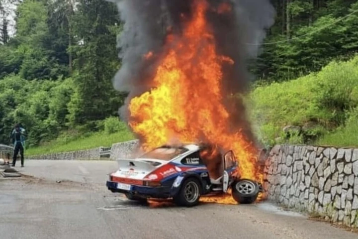 Porsche finisce tra le fiamme dopo un incidente, paura al Valsugana Historic Rally