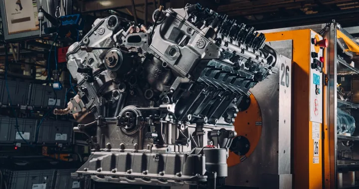 L'ultimo ruggito del W12: Bentley celebra la fine di un'icona