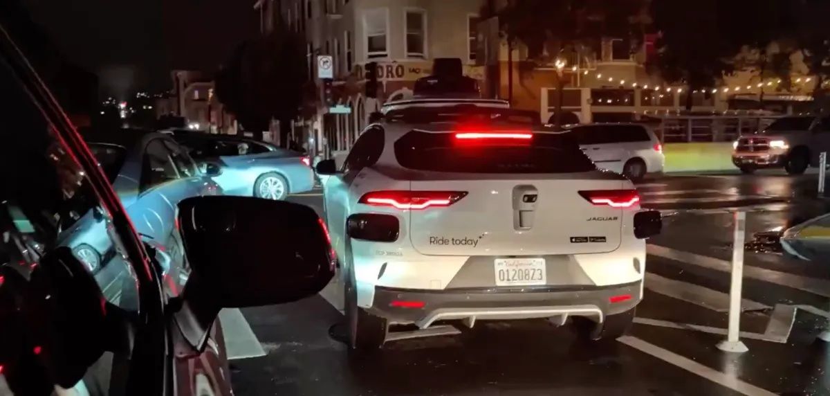 Un blackout a San Francisco blocca i robotaxi di Waymo: sulla guida autonoma c'è ancora da lavorare