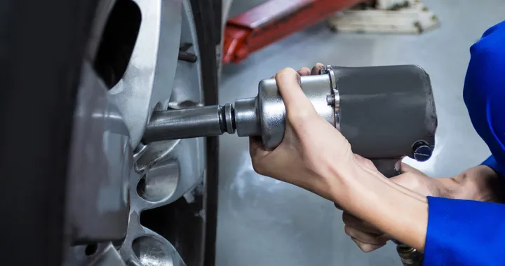 L'attrezzo giusto per il fai-da-te in garage: questo strumento risolve i problemi più difficili