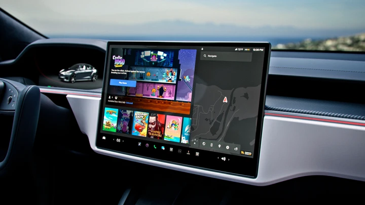 Tesla testa l'integrazione con Apple CarPlay: cosa cambierebbe per chi guida Tesla?