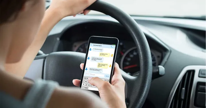 Smartphone alla guida: in Francia multe anche quando lo si usa accostati
