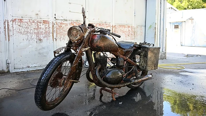 Moto della Wehrmacht riemerge dal Danubio: le immagini la dipingono quasi 