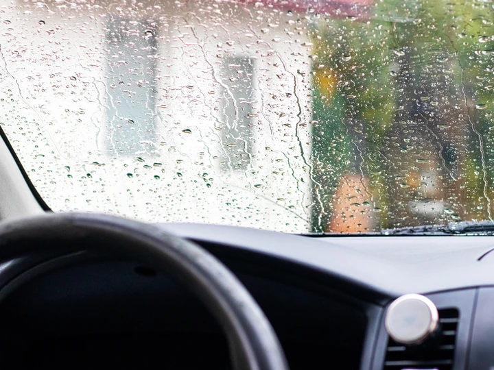 Un kit semplice ed economico per riparare crepe e schegge sul parabrezza