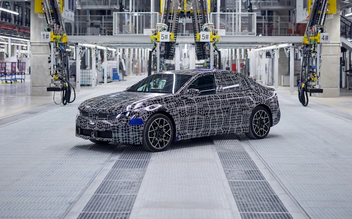 Nuova BMW i3, parte la pre-produzione: debutto nel 2026 sempre più vicino