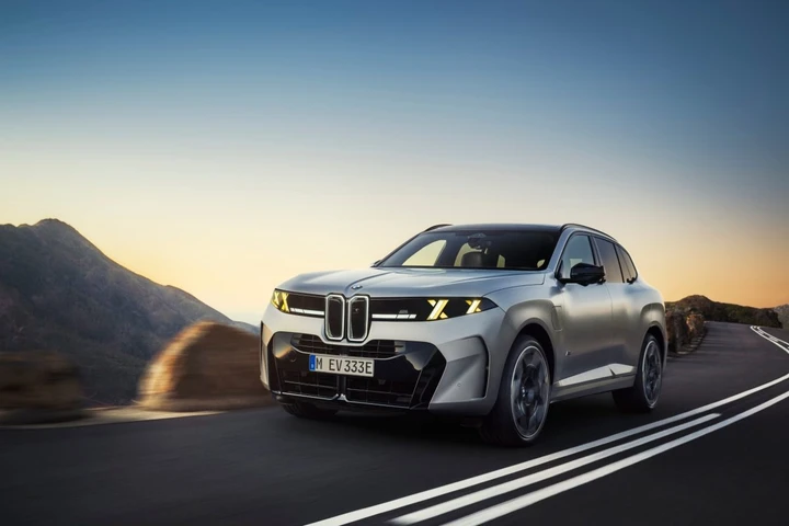 BMW porta a Torino la nuova X5: debutto italiano insieme a iX3 e i3