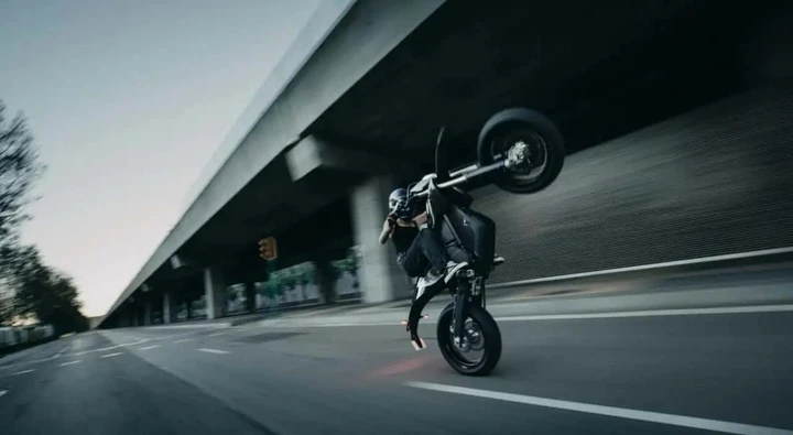500 moto vendute in 48 ore: la supermotard elettrica dei record è già introvabile